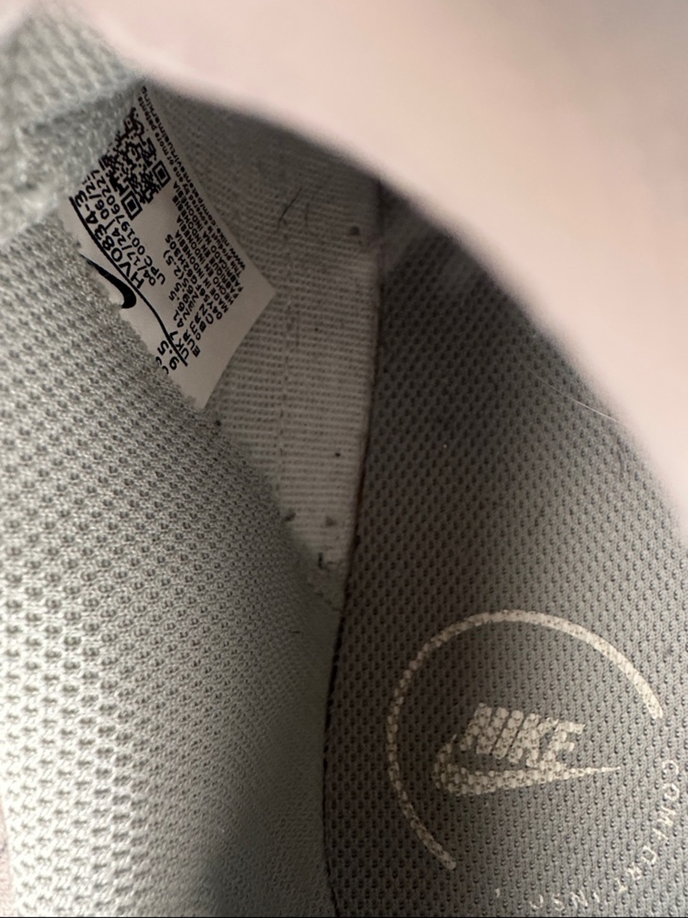 Nike Women’s Sneakers in Sage Green and Cream - Picture 4 of 9